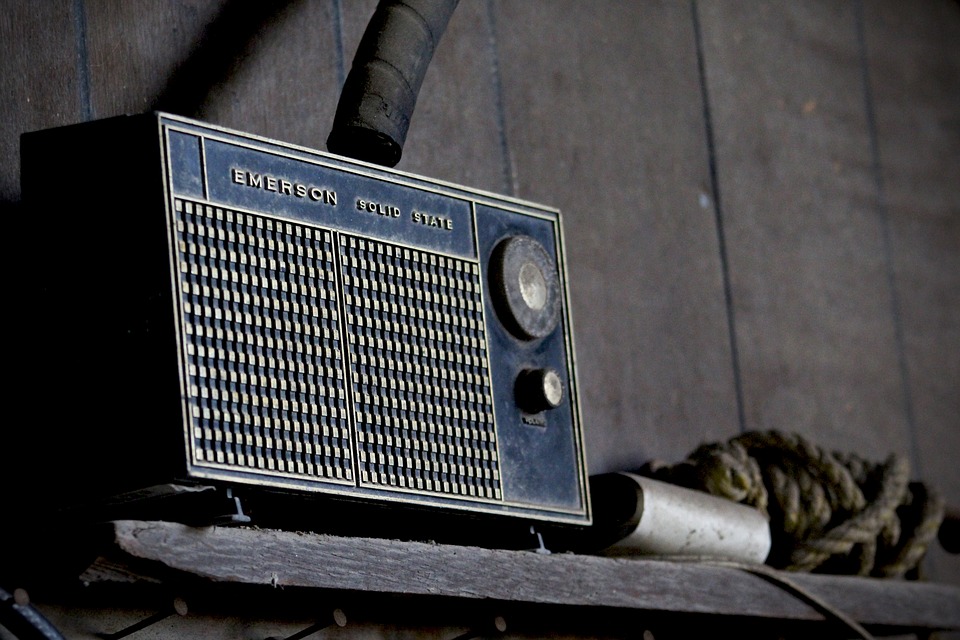 Η μάχη των ενημερωτικών ραδιοφώνων κάθε ώρα ξεχωριστά