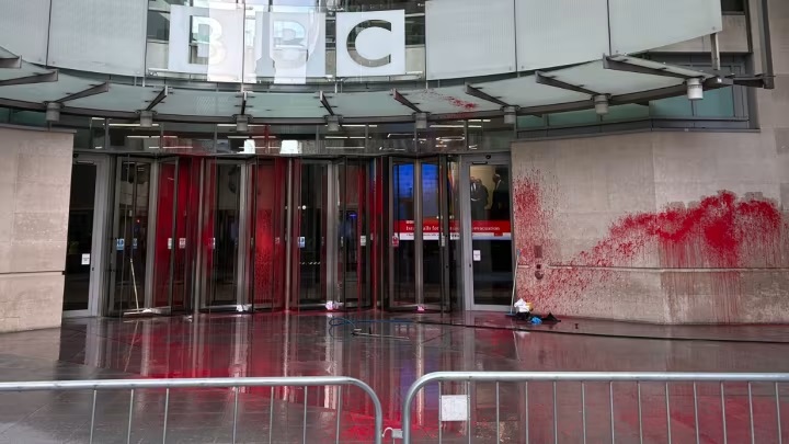 Επίθεση με μπογιές στις εγκαταστάσεις του BBC στο Λονδίνο