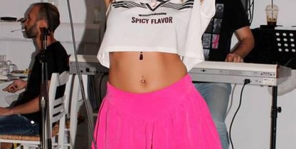 Δράττοντας (;) το μικρόφωνο