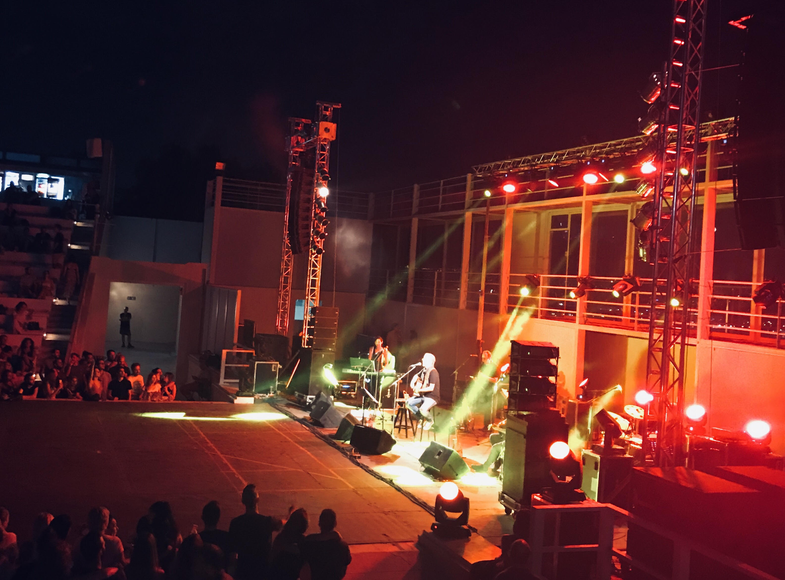 Ενα ζεστό βράδυ του Αυγούστου στον Πειραιά με τον Μίλτο Πασχαλίδη