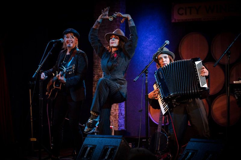 Το τρίο των VickiKristinaBarcelona στο Half Note