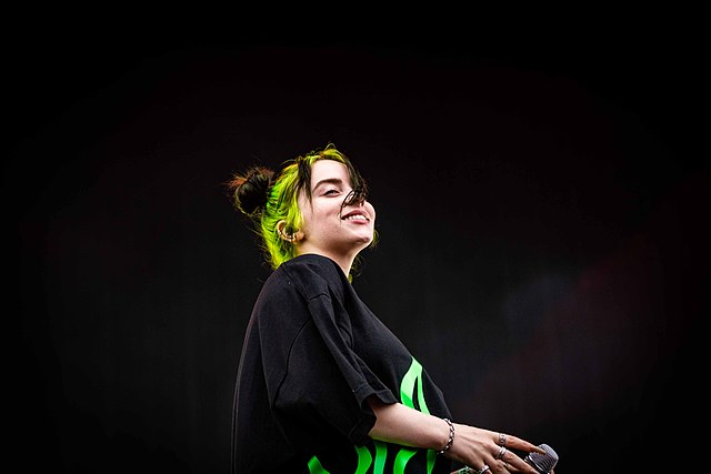 Η Billie Eilish παίζει ένα ακουστικό σετ για τους Μεξικανούς θαυμαστές της 