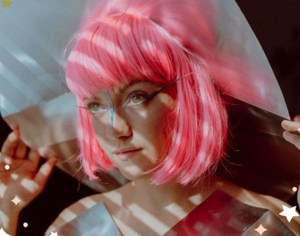 Η Danai Nielsen μας εύχεται για τις γιορτές με ένα νανούρισμα ξωτικών