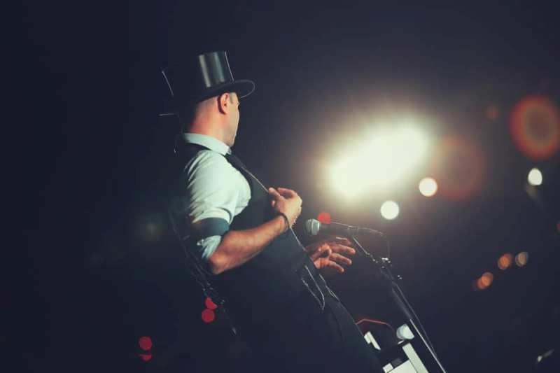 Ο Γιώργος Τένορμαν Τζιουβάρας στο Red Jasper Cabaret Theatre