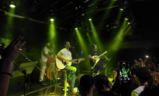 Πήγαμε, είδαμε τους Γιαγκίνηδες σε μία «ρεμπέτικη» νύχτα