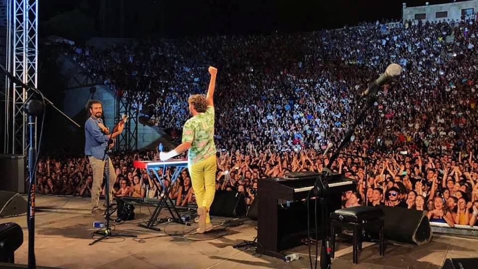 Ο Κωστής Μαραβέγιας σε μία συναυλία ρεφενέ