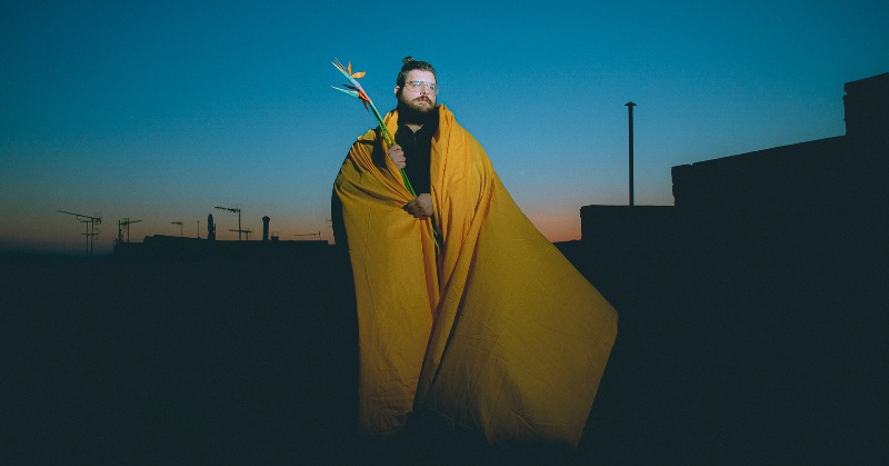 Ο Jef Maarawi στην ταράτσα του Ρομάντζου