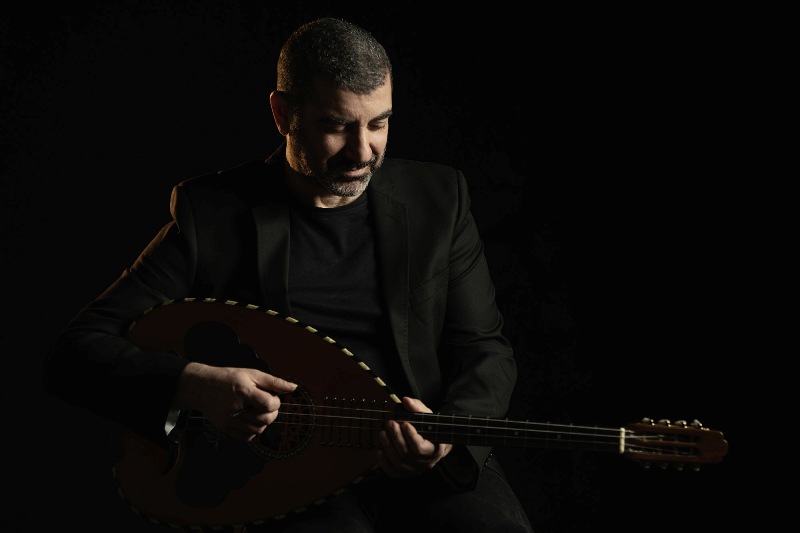 O Βασίλης Τριάντης στη μουσική σκηνή «1002 Νύχτες» 