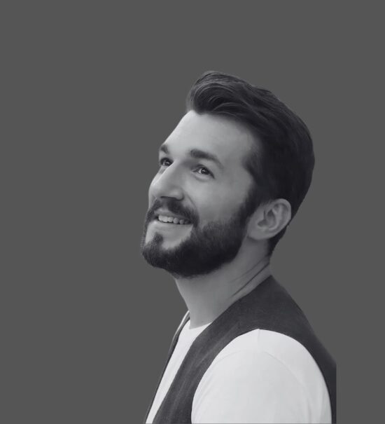 Ο Θοδωρής Βουτσικάκης στο Gazarte Roof Stage