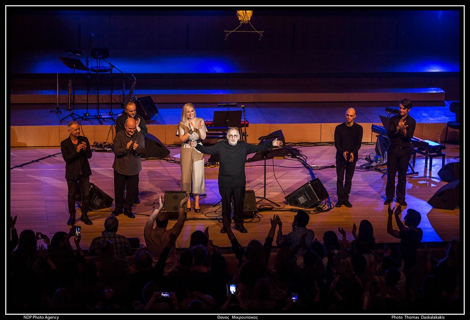 Ολοι μια αγκαλιά στο Μέγαρο για τον Θάνο Μικρούτσικο