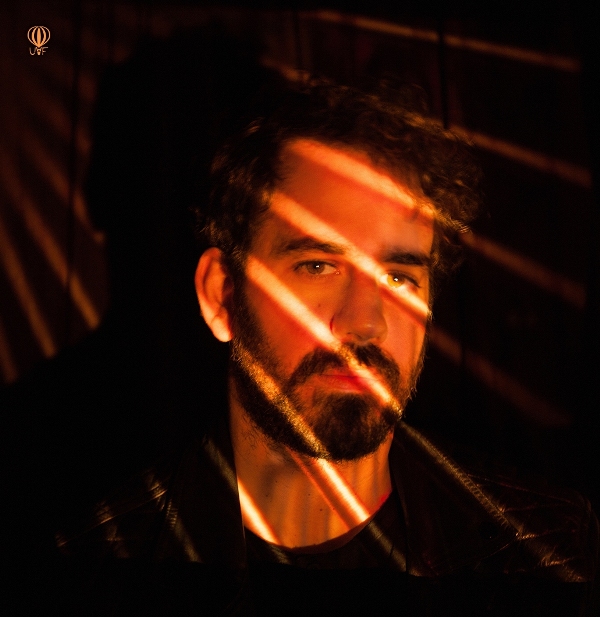 Νέα ημερομηνία για τον Theodore στο six d.o.g.s.