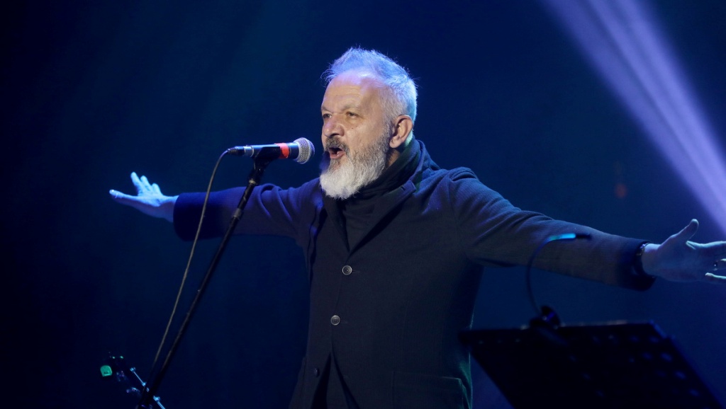 Ο Χρήστος Θηβαίος γιορτάζει τα 30 του χρόνια στο τραγούδι