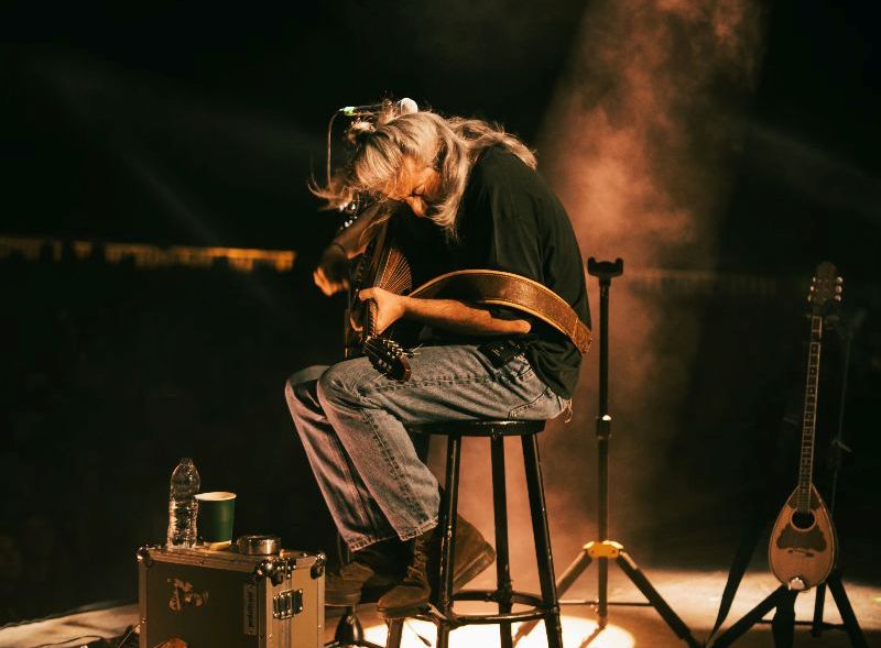 Ο Γιάννης Χαρούλης στο Θέατρο Βράχων