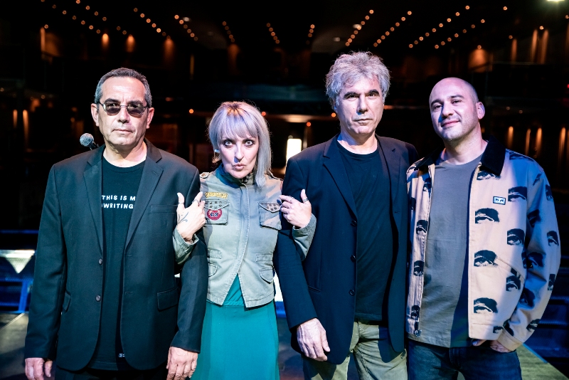 ΜΠΛΕ «Ούτε μαζί ούτε μακριά»