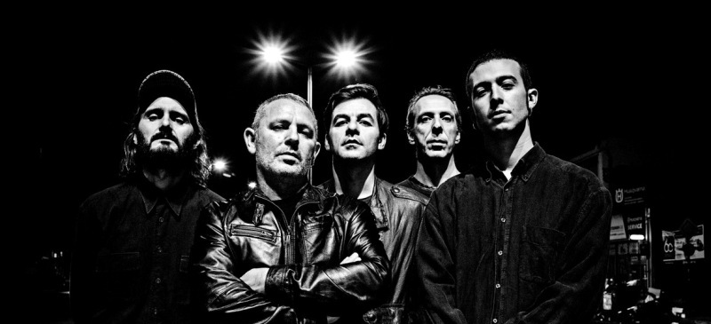 Αυτός που θα μπορούσε να μας σώσει από τις οθόνες μας κοιτάζει και γελά…