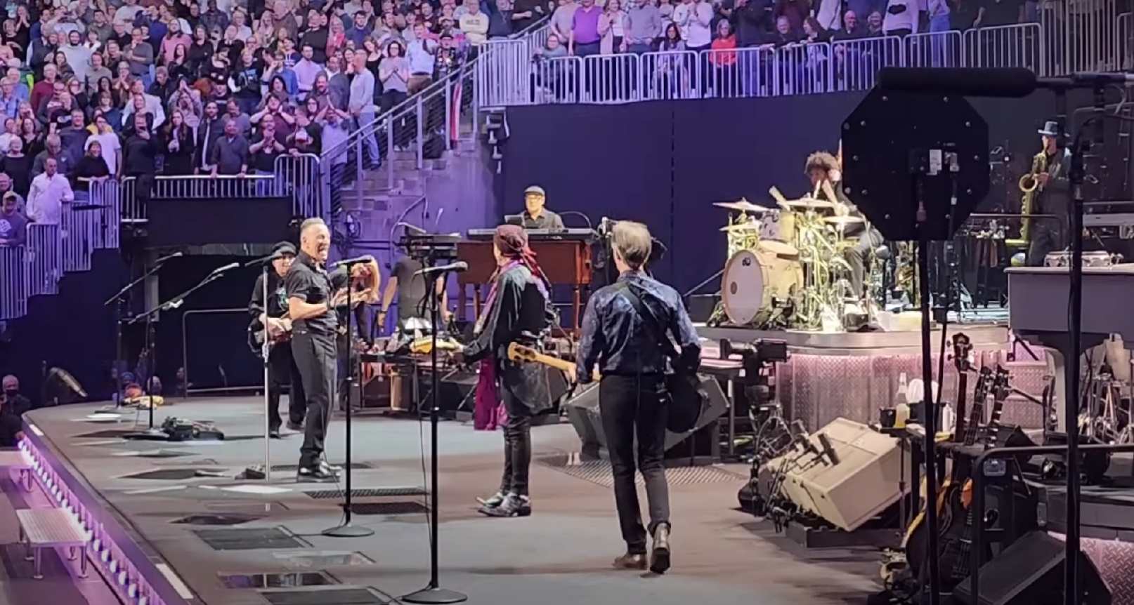 Ο Bruce Springsteen πετάει την κιθάρα του χτυπώντας τεχνικό στο κεφάλι