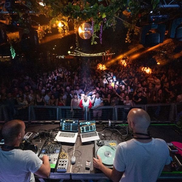 Οι Chinese Man στο Arch