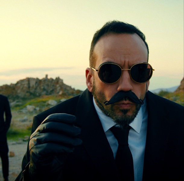 Μποφίλιου, Μαραβέγιας και Καραμουρατίδης στο video clip του Πάνου Μουζουράκη