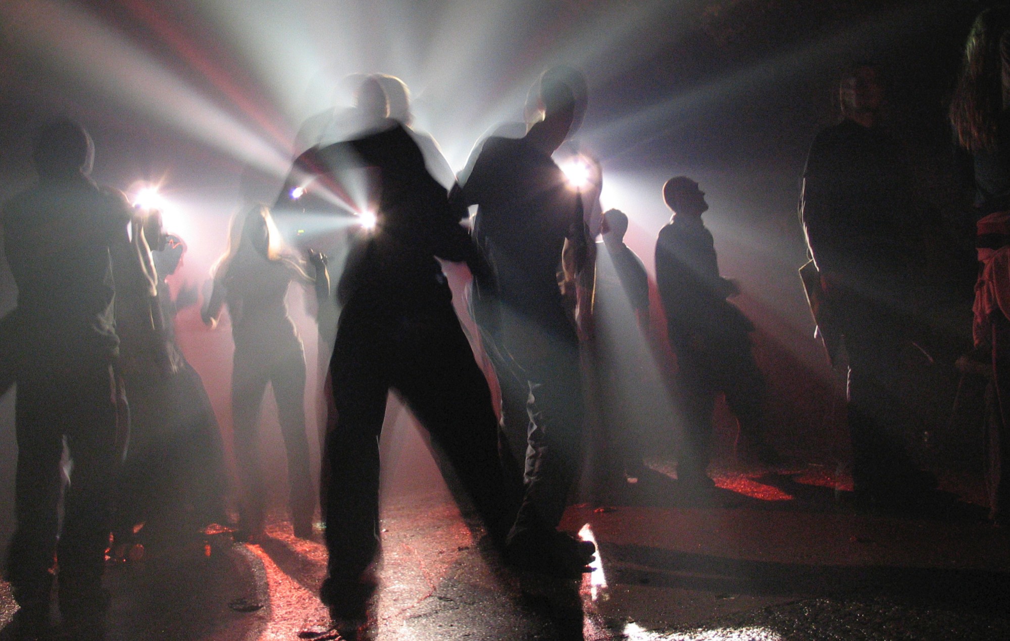 Συναγερμός στη Βρετανία για παράνομα rave party