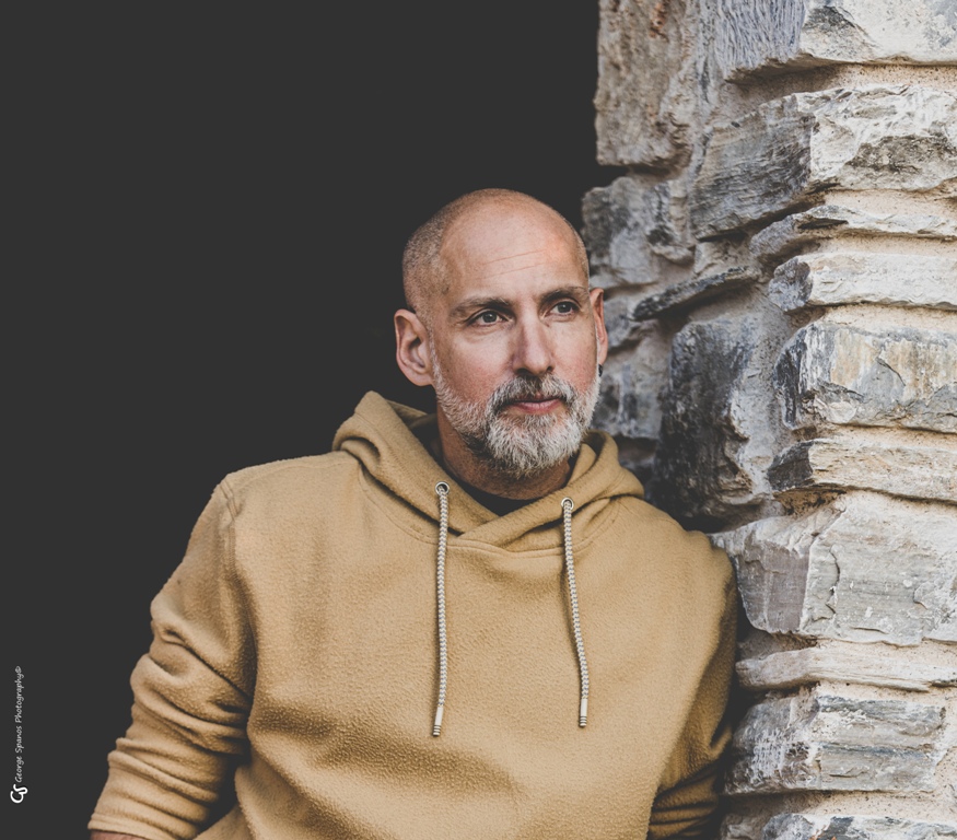 Ορέστης Ντάντος: «Πιστεύω ακόμα στο τραγούδι που σε αλλάζει και σε λυτρώνει»