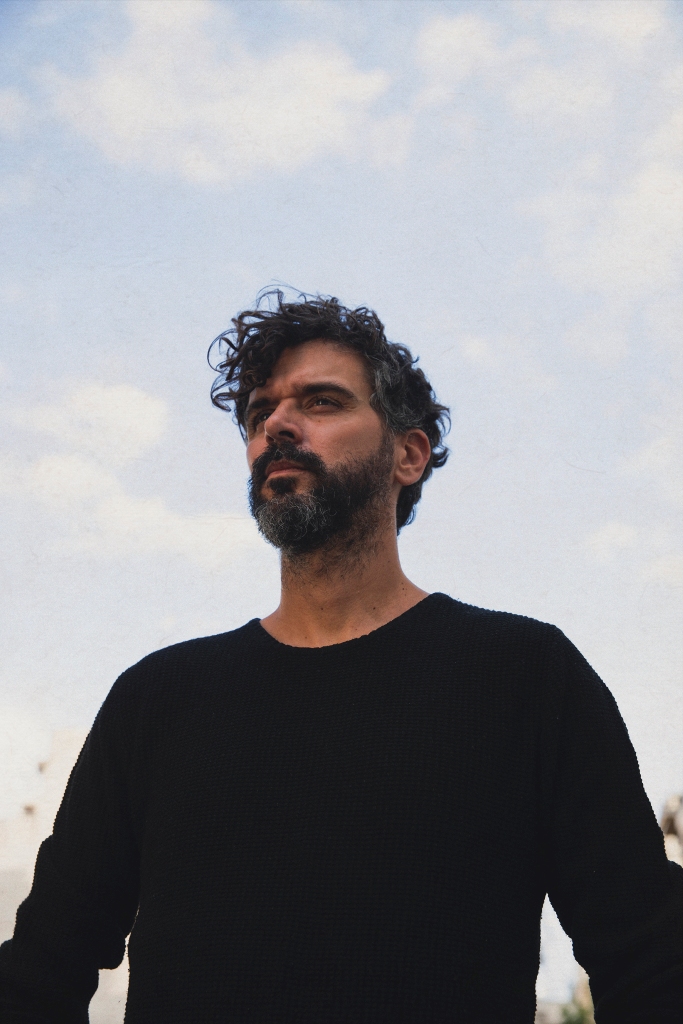 Ο Πέτρος Κλαμπάνης παρουσιάζει το νέο του δίσκο