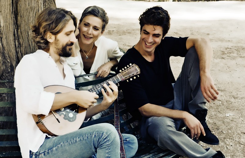 «Οι Μέλισσες αγριεύουν τις νύχτες στο Γυάλινο»