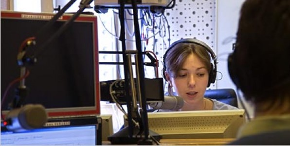 Στων ακροαματικοτήτων την ολόμαυρη ράχη... 