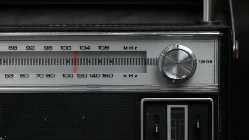 Τα καθημερινά προγράμματα 21 ραδιοσταθμών της Αθήνας από το 2000