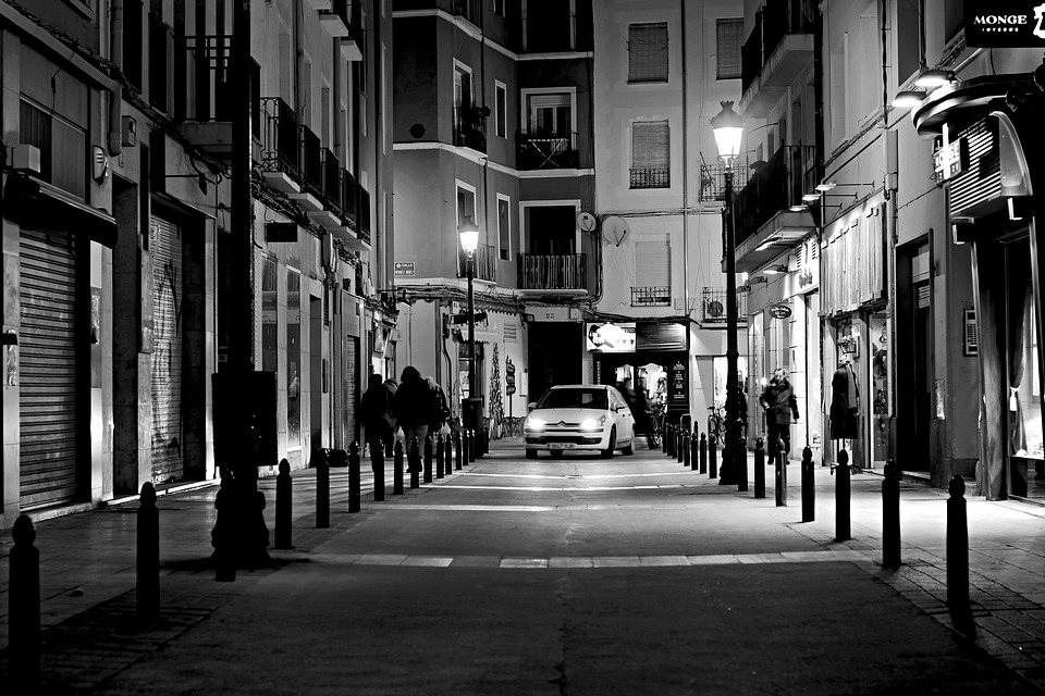 Αν δεν βοηθήσουν τώρα τα ραδιόφωνα τους καλλιτέχνες, πότε θα το κάνουν;