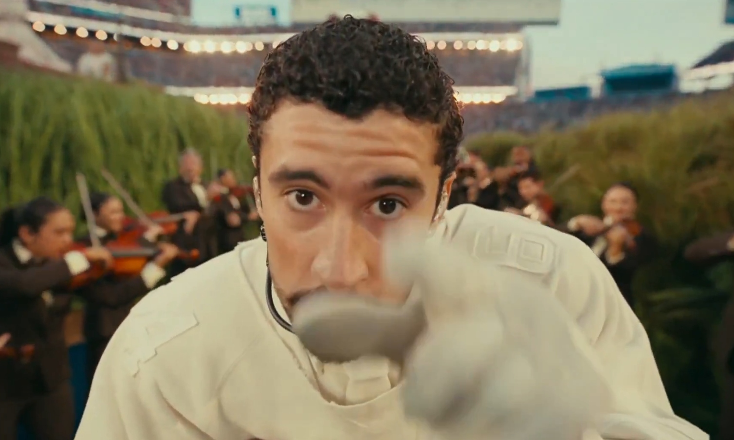 Θαύμα θαύμα, τα ελληνικά ΜΜΕ έμαθαν ξαφνικά τον Bad Bunny