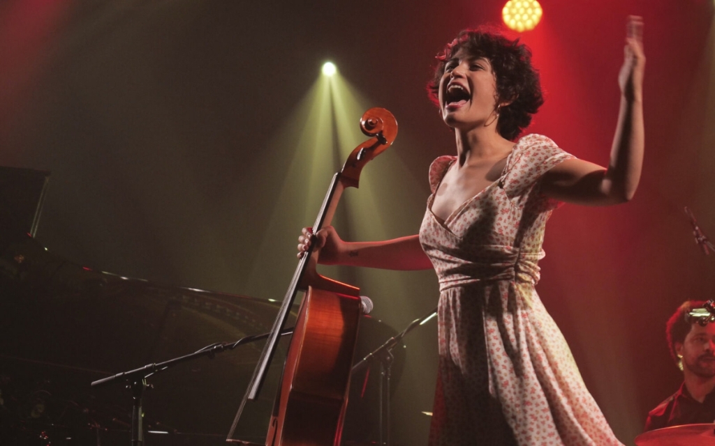 Η Ana Carla Maza στο Θέατρο Παλλάς