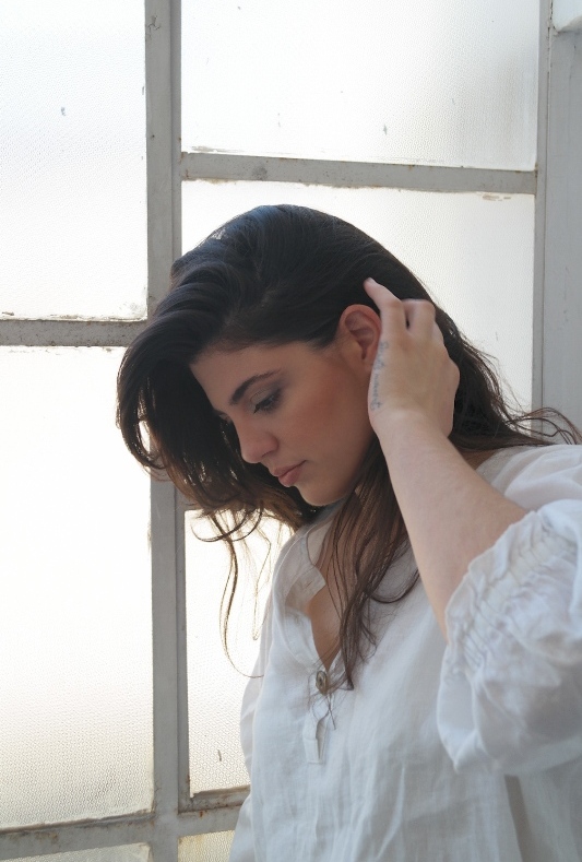 Η Νίκη Κοπίτα συστήνεται στους αναγνώστες του loaded