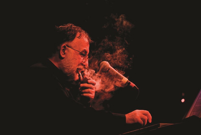 Αφιέρωμα στον Θάνο Μικρούτσικο στο Christmas Theater 