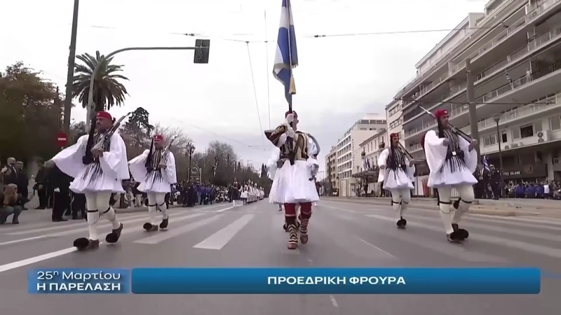 Η ΕΡΤ επαναφέρει στην περιγραφή των παρελάσεων τον δημοσιογράφο που «έκοψε» τον Οκτώβριο