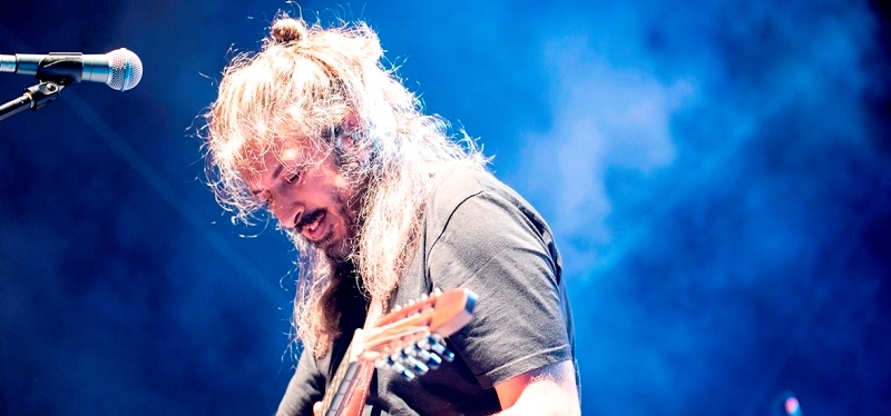 Ο Γιάννης Χαρούλης στο θέατρο του Λυκαβηττού