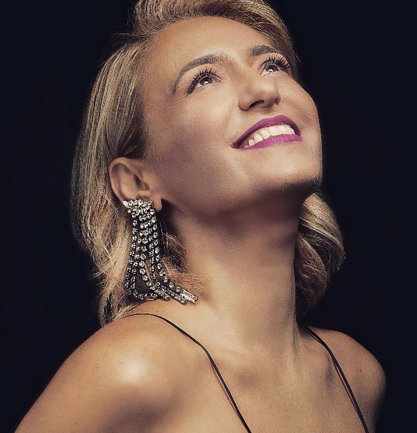 Η Χρυσούλα Στεφανάκη στη μουσική σκηνή Σφίγγα