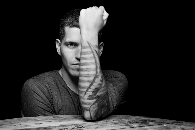 Ο Θοδωρής Νικολάου συστήνεται στους αναγνώστες του Loaded.gr