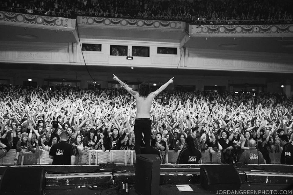 Πήδηξε από τον εξώστη του Gagarin στο κοινό (video)