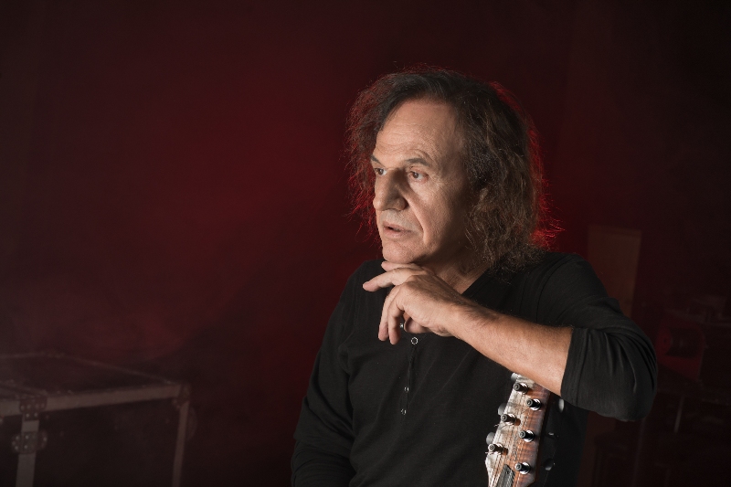 Ο Βασίλης Παπακωνσταντίνου ζωντανά από τον Σταυρό του Νότου