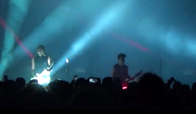 Στο ωραίο σκοτάδι των Sisters Of Mercy (δίπλα στο... φως από την Αννα Βίσση)