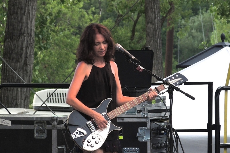 Ακούστε τη διασκευή της Susanna Hoffs στο Under My Thumb των Rolling Stones