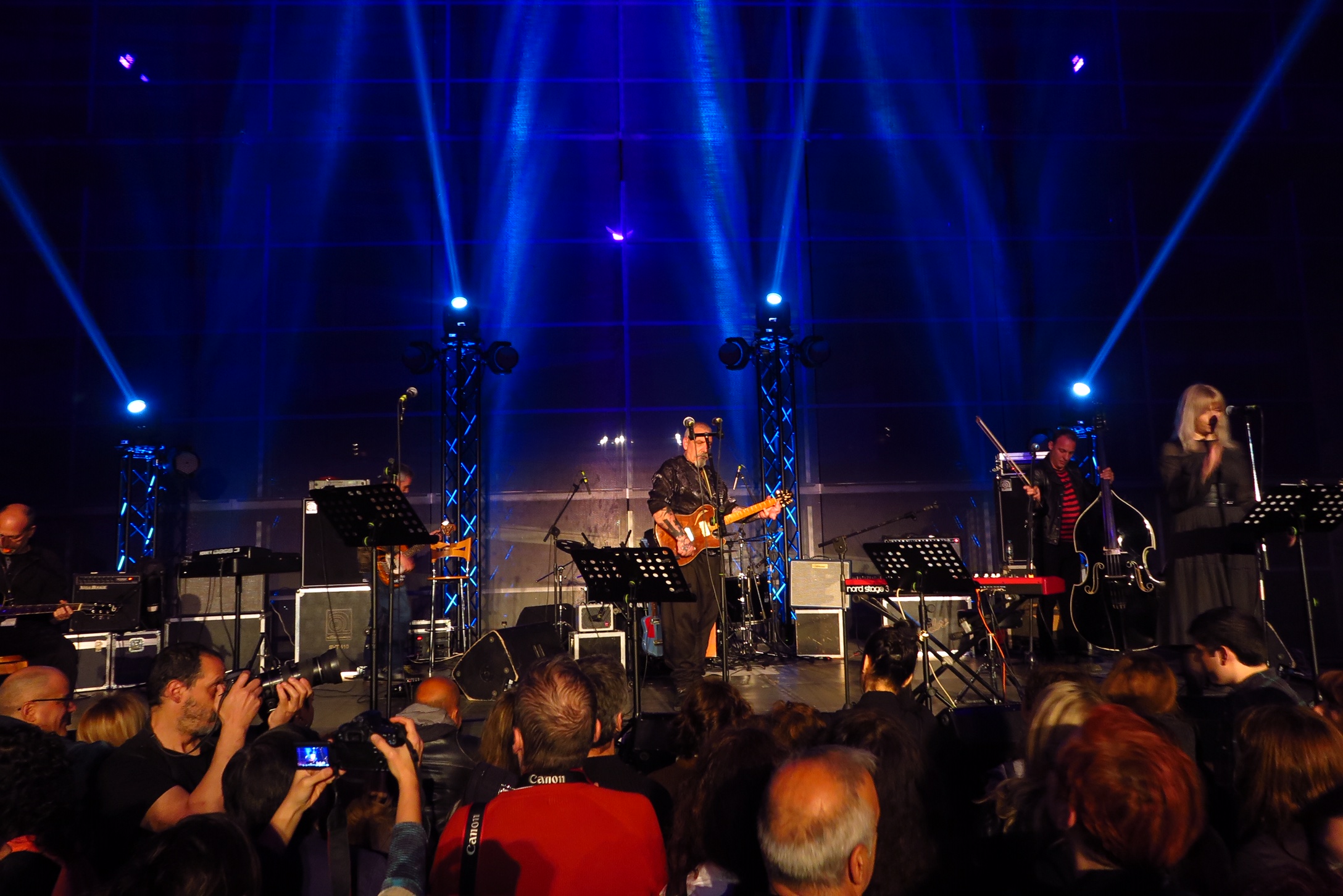 Ακούσαμε τραγούδια του Cave αλλά όχι από τον ίδιο