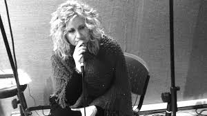 Η Ελισσάβετ Καρατζόλη με το ευχολόγιο της μάνας (Θεέ μου σώσε μας)