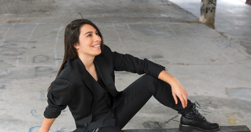 Η Τζένη Γεωργιάδη συστήνεται στους αναγνώστες του loaded