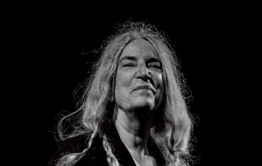 Είμαστε έτοιμοι να υποκλιθούμε στην Patti Smith