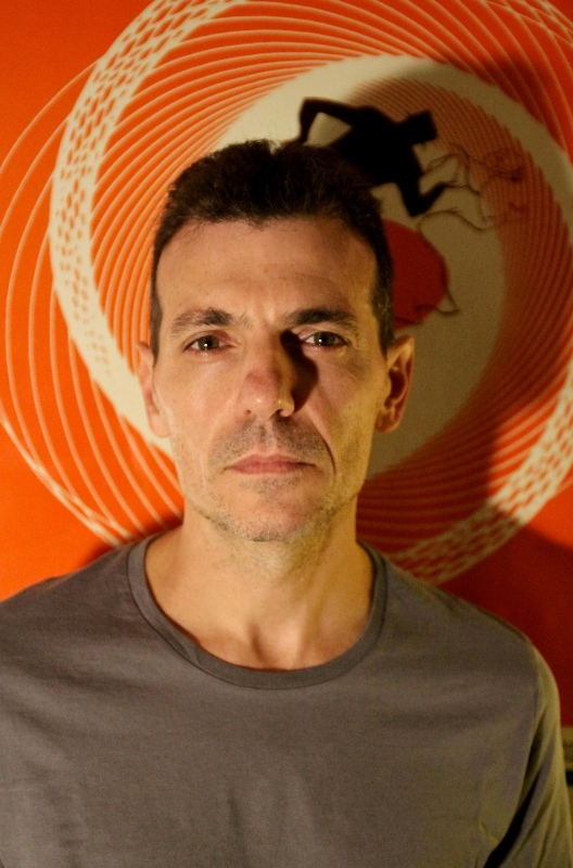 Ο Μανώλης Φάμελλος στο μουσικό στέκι «Ορφέας» στην Κυψέλη