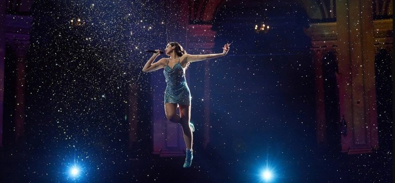 «Αιωρούμενη» Dua Lipa