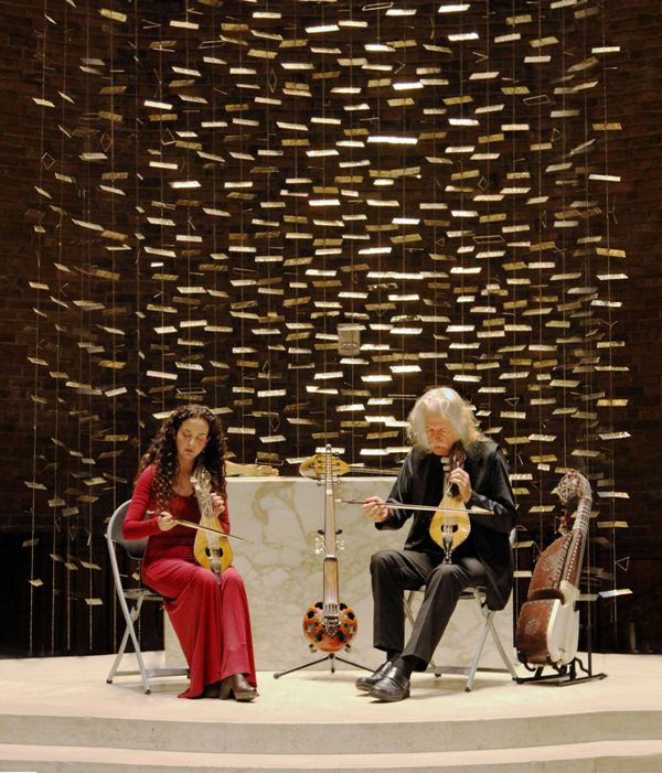 Ο Ross Daly και η Kέλυ Θωμά στο Θέατρο Ροές