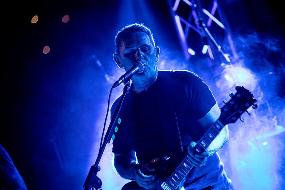 Με τρόπο μυσταγωγικό