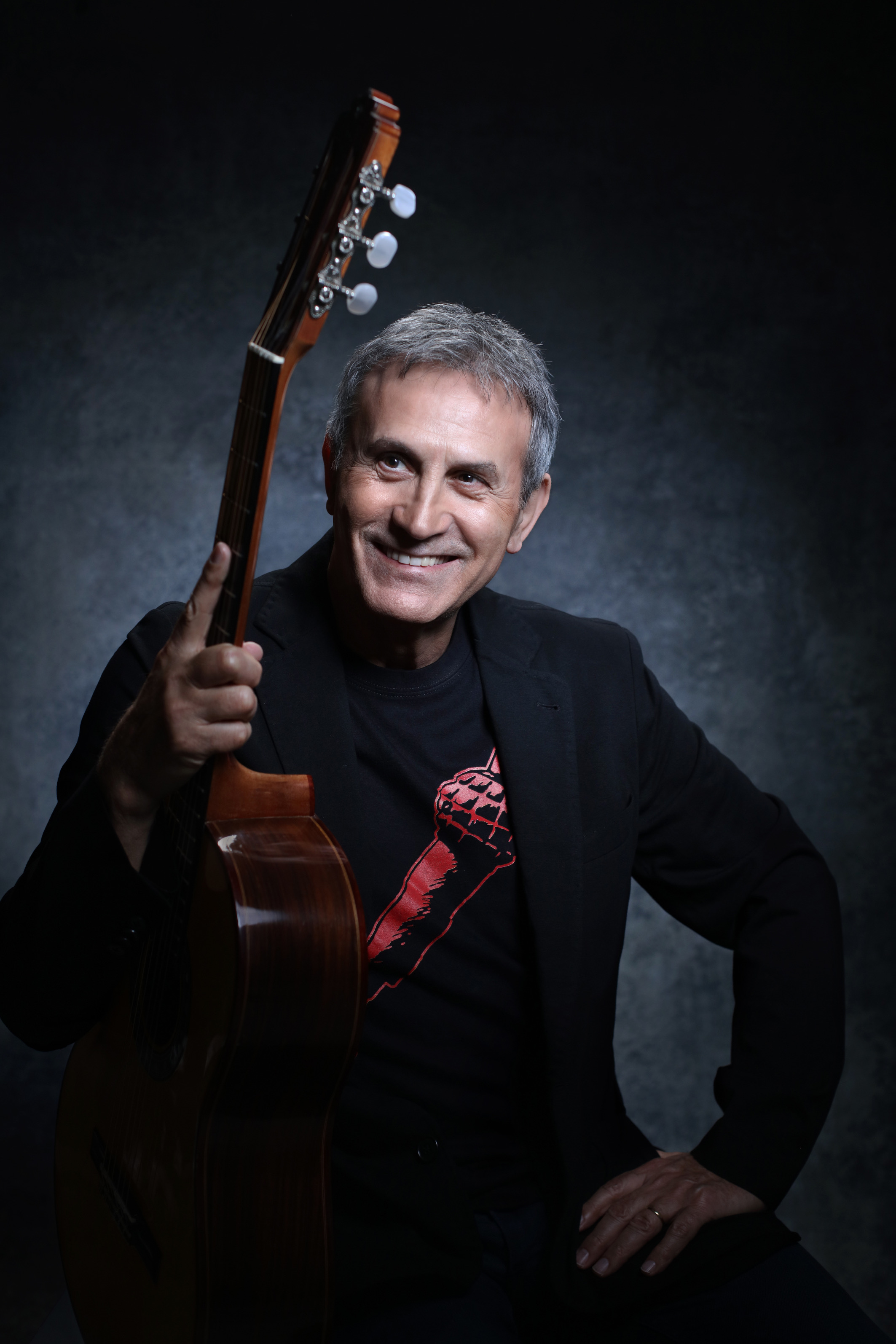 Ο Γιώργος Νταλάρας τραγουδά για τους ναυτικούς από το Christmas Theater